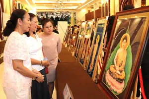 Người tham dự chương trình ẩm thực chay tham quan các vật phẩm đấu giá