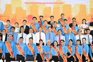 Các đại biểu chụp hình lưu niệm cùng các gương được trao Giải thưởng Tôn Đức Thắng và Giải thưởng 28-7. Ảnh: VIỆT DŨNG