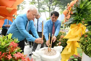 Chủ tịch Liên đoàn Lao động TPHCM Bùi Thanh Nhân dâng hương tưởng nhớ Bác Tôn tại tượng đài Chủ tịch Tôn Đức Thắng. Ảnh: VIỆT DŨNG