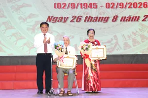 Phó Chủ tịch UBND TPHCM Nguyễn Mạnh Cường trao Huy hiệu Đảng đến đảng viên cao tuổi Đảng phường Bình Lợi Trung