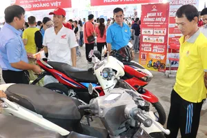 Công nhân tìm hiểu chương trình đổi xe máy cũ lấy xe mới tại ngày hội "An toàn giao thông" 