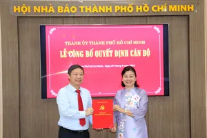 Trưởng Ban Tuyên giáo Thành ủy TPHCM Dương Anh Đức trao quyết định đến đồng chí Lý Việt Trung. Ảnh: THÁI PHƯƠNG