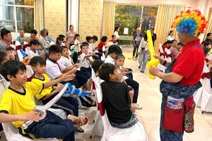 Các em tham gia chương trình “Mùa trăng yêu thương 2026” nhận quà từ chú hề