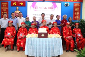 Hội Chiến sĩ cách mạng bị địch bắt tù đày TPHCM, lãnh đạo phường Bình Trị Đông chúc mừng các cụ cao niên. Ảnh: THÁI PHƯƠNG