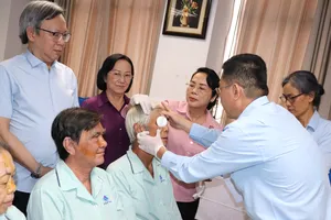 Bác sĩ Bệnh viện Mắt TPHCM thăm khám bệnh nhân sau mổ mắt. Ảnh: THÁI PHƯƠNG