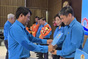 Chủ tịch LĐLĐ TPHCM Bùi Thanh Nhân trao quyết định Thành lập Công đoàn khu công nghiệp