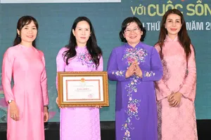 Phó Bí thư Thành ủy TPHCM Văn Thị Bạch Tuyết trao Bằng khen của Chủ tịch UBND TPHCM đến tập thể Nhà Văn hóa Phụ nữ Thành phố. Ảnh: VIỆT DŨNG