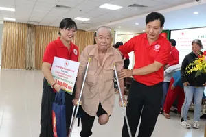 Bệnh nhân mắc bệnh hiểm nghèo, hoàn cảnh khó khăn được hỗ trợ sáng 21-10. Ảnh: THÁI PHƯƠNG