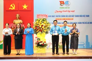 Đại diện Đảng ủy phường Bàn Cờ tặng hoa chúc mừng tuổi trẻ phường. Ảnh: THÁI PHƯƠNG