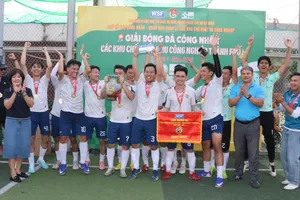 Niềm vui của các cầu thủ đội vô địch giải đấu. Ảnh: THÁI PHƯƠNG