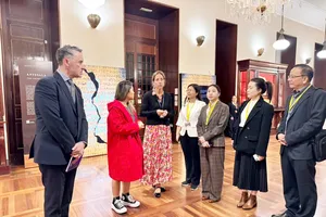 Mô hình thư viện kết hợp giữa truyền thống và công nghệ số