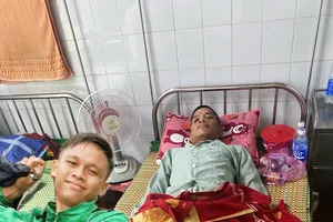 Nam sinh viên bươn chải kiếm tiền nuôi cha bệnh nặng