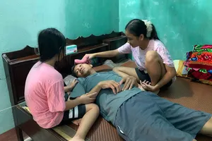 Cha bị ung thư, 2 con có nguy cơ nghỉ học