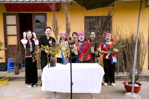 Cận tết, tiểu thương tìm đường lên “chợ số”