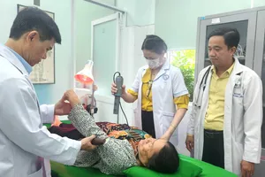 Y học cổ truyền thu hút người bệnh đến trạm y tế