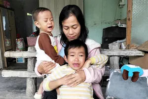 Xót thương 2 bé thơ bạo bệnh