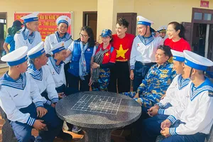 Hành trình đến với Trường Sa: Mang ra tình cảm, mang về niềm tin