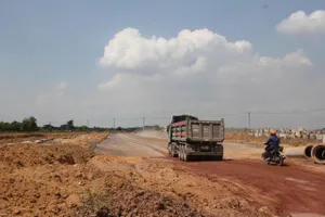 Tháo “điểm nghẽn” mặt bằng và giá vật liệu