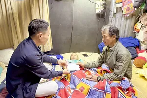 Báo SGGP trao tiền bạn đọc hỗ trợ hoàn cảnh khó khăn