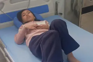 Người cha nghèo chăm hai con gái mang bệnh