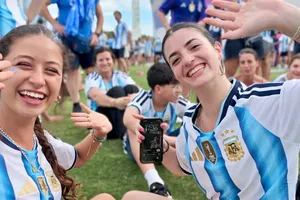 Cổ động viên Argentina nhảy múa thâu đêm mừng chiến thắng