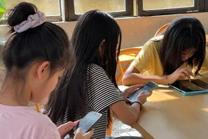 Dỗ trẻ bằng điện thoại, nguy hại khó lường