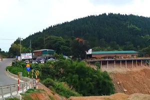 Trạm dừng chân chênh vênh trên đèo Đại Ninh (Lâm Đồng)