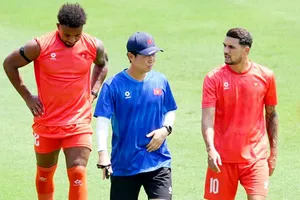 Nóng dần cuộc đua ngôi đầu bảng A