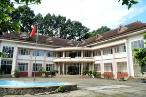 Trụ sở cũ thành trường học khang trang