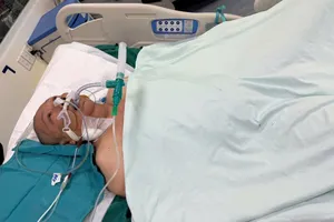 Tài xế xe công nghệ bất lực vì thiếu tiền chữa bệnh cho mẹ