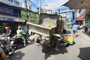 Xe tải sụp hố ga, giao thông ùn ứ
