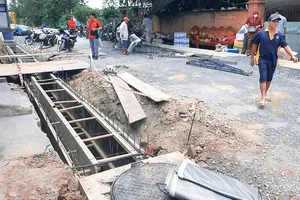 Hết hạn thi công, 2 tuyến đường ở Củ Chi vẫn dang dở