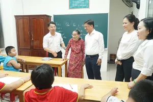 Lãnh đạo TPHCM thăm lớp học tình thương của cô giáo 78 tuổi