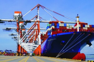 两港联通有助可同时迎接3艘大型轮船抵达装卸货物。