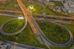 新坚交通枢纽（位于武文杰街末端与1号国道平政县新坚乡路段的交岔处）。