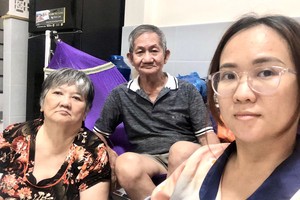 赖清风（中）与妻子和女儿。