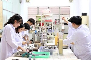 本市自然科学大学的地质技术专业学生正在上实务课。