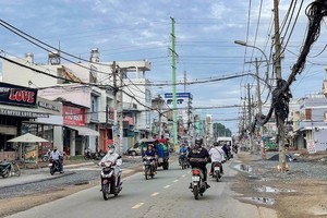 在新奇-新贵街扩建项目，电线仍密密麻麻。