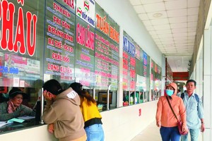 乘客在西区车站购票。