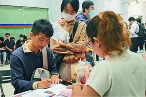 企业透过就业盛会招聘劳工。