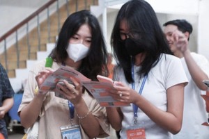 新生应在学校或有声誉单位举办的就业盛会寻求兼职工作。