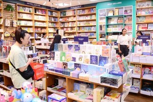 顾客到二月三日Fahasa书店买书。