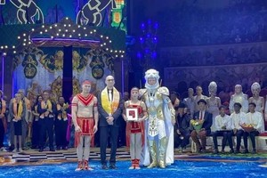 越南杂技演员上台领奖。