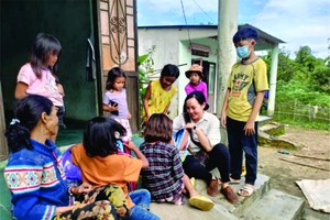 和蔼可亲的黄莉(前排右二，白衣)深受当地居民爱戴。