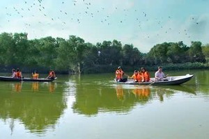 前江省新福县吸引游客参观。