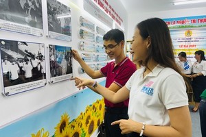 协福工业区工人在胡志明文化空间了解有关胡伯伯的生平与伟大革命事业。