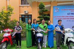 旧邑郡劳动联团向贫困工会会员赠送摩托车。