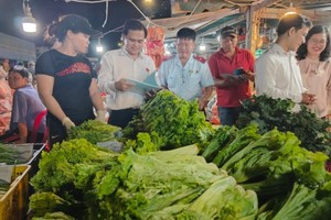 市人民议会文化社会处工作团监察福门集散市场。