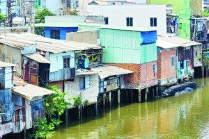 第八郡双渠上的简陋破旧住房。