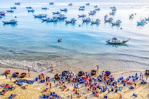 吸引国内外游客的三进渔村。